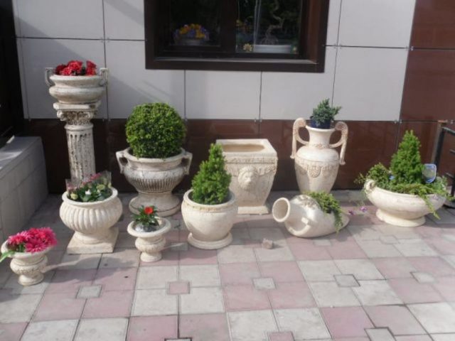 Каменные вазы для уличных цветов