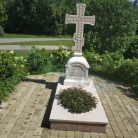 Крест и надгробие